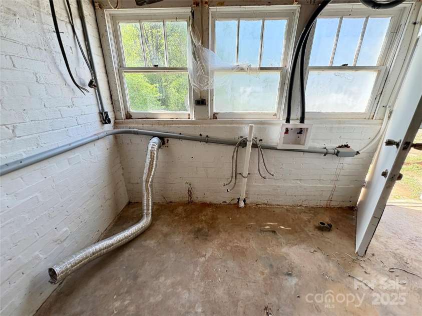 2724 Peachtree Road, Statesville, NC 28625.  MLS# CAR4248826, YatesRealty ID 6676. Laundry Facilities located in basement