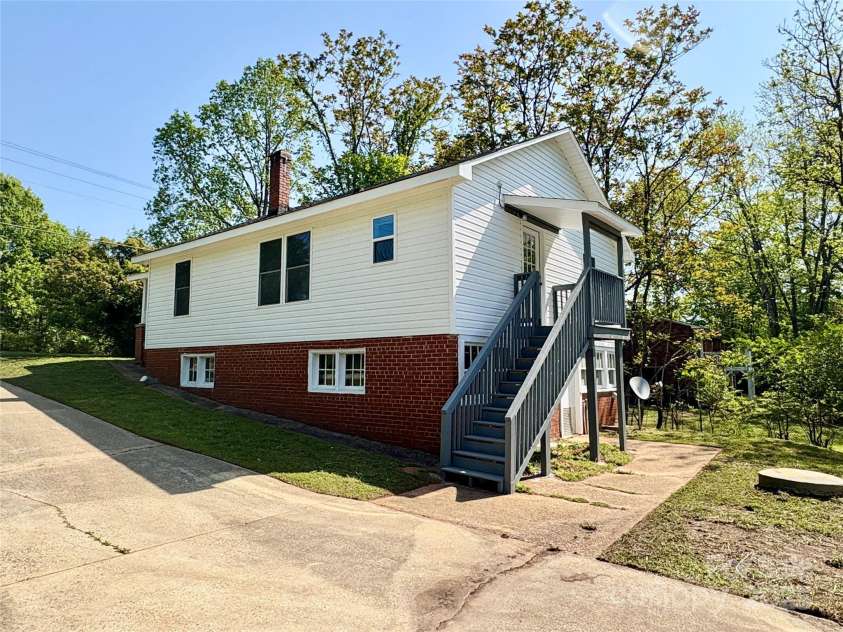 2724 Peachtree Road, Statesville, NC 28625.  MLS# CAR4248826, YatesRealty ID 6676. New Siding on home!