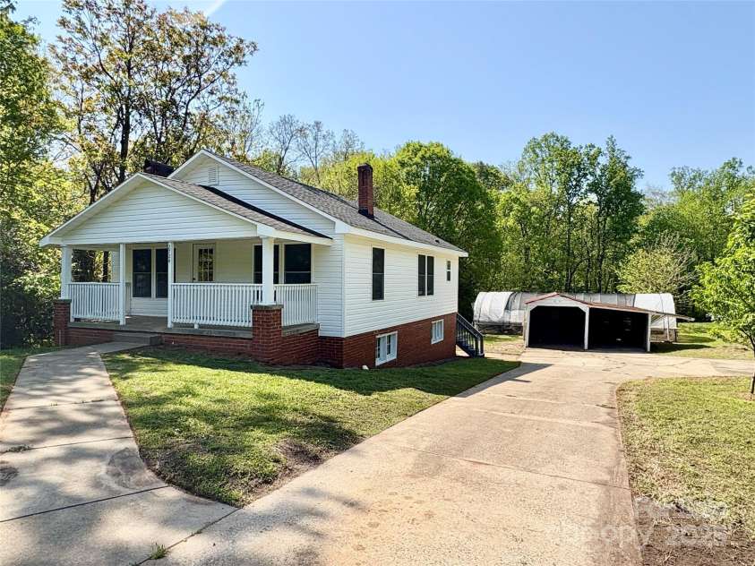 2724 Peachtree Road, Statesville, NC 28625.  MLS# CAR4248826, YatesRealty ID 6676. Paved drive!