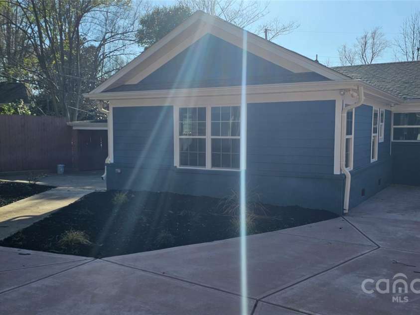 2721 Dora Drive, Charlotte, NC 28215.  MLS# CAR4223590, YatesRealty ID 6680. 