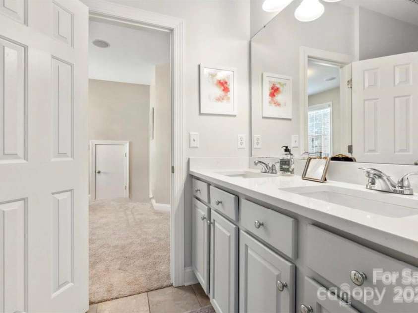 875 Stratford Run Drive, Fort Mill, SC 29708.  MLS# CAR4229364, YatesRealty ID 6682. Jack and Jill bathroom