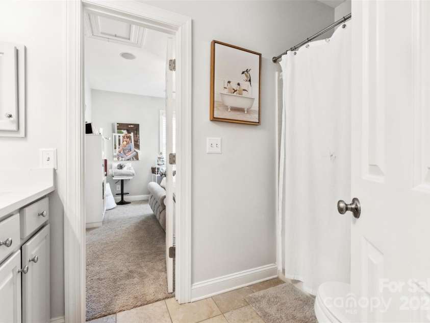 875 Stratford Run Drive, Fort Mill, SC 29708.  MLS# CAR4229364, YatesRealty ID 6682. Jack and Jill bathroom