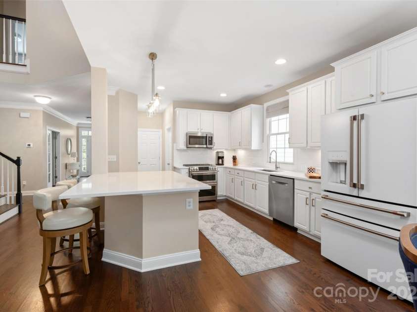 875 Stratford Run Drive, Fort Mill, SC 29708.  MLS# CAR4229364, YatesRealty ID 6682. Large island for entertaining!