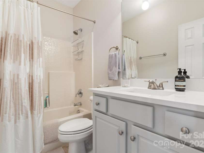 875 Stratford Run Drive, Fort Mill, SC 29708.  MLS# CAR4229364, YatesRealty ID 6682. One of two full bathrooms upstairs