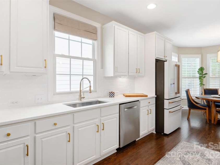 875 Stratford Run Drive, Fort Mill, SC 29708.  MLS# CAR4229364, YatesRealty ID 6682. Renovated WHITE kitchen with new gold hardware