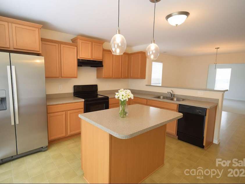 346 Cornielle Lane, Charlotte, NC 28216.  MLS# CAR4311136, YatesRealty ID 6683. Spacious kitchen