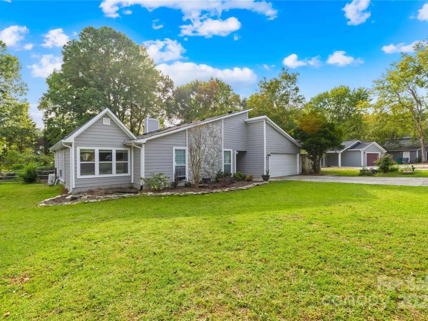 6741 Stillmeadow Drive, Charlotte, NC 28277.  MLS# CAR4241358, YatesRealty ID 6684. 