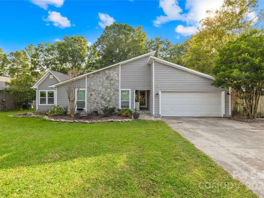 6741 Stillmeadow Drive, Charlotte, NC 28277.  MLS# CAR4241358, YatesRealty ID 6684. 