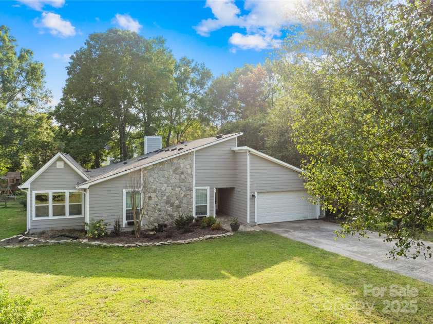 6741 Stillmeadow Drive, Charlotte, NC 28277.  MLS# CAR4241358, YatesRealty ID 6684. 