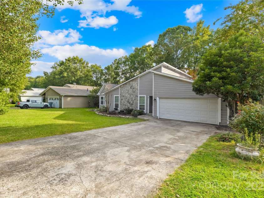 6741 Stillmeadow Drive, Charlotte, NC 28277.  MLS# CAR4241358, YatesRealty ID 6684. 