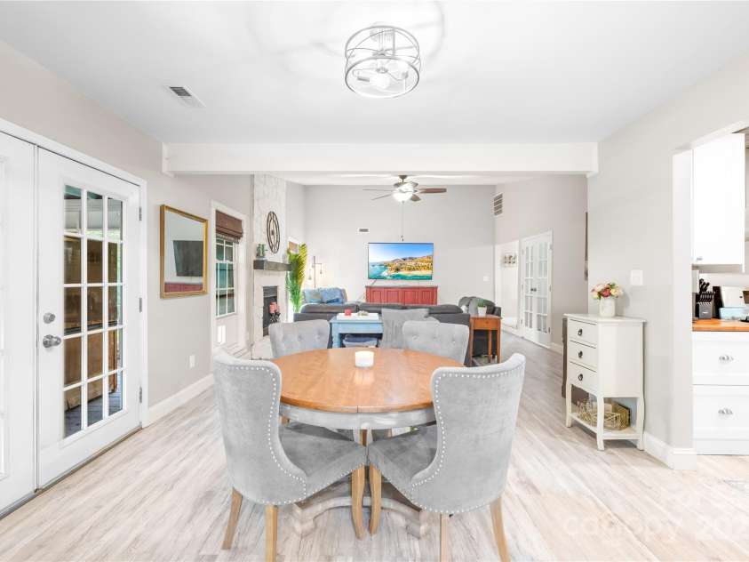 6741 Stillmeadow Drive, Charlotte, NC 28277.  MLS# CAR4241358, YatesRealty ID 6684. 