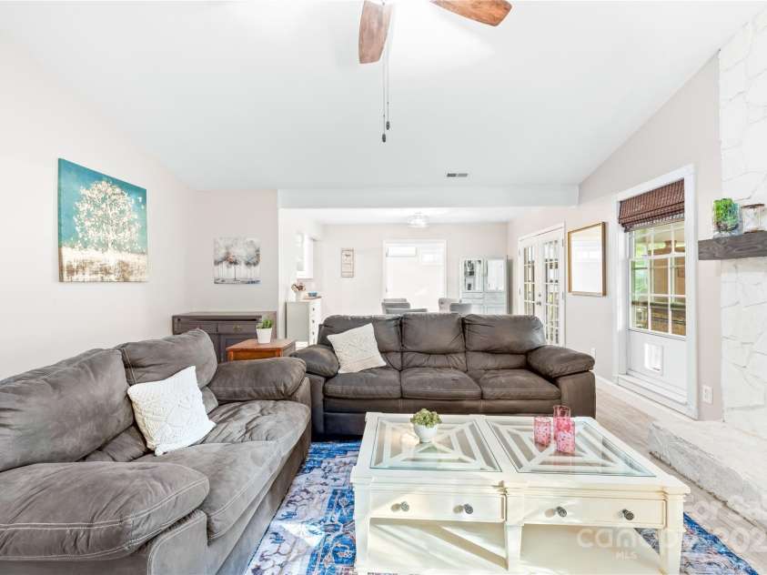6741 Stillmeadow Drive, Charlotte, NC 28277.  MLS# CAR4241358, YatesRealty ID 6684. 