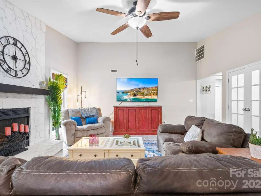 6741 Stillmeadow Drive, Charlotte, NC 28277.  MLS# CAR4241358, YatesRealty ID 6684. 