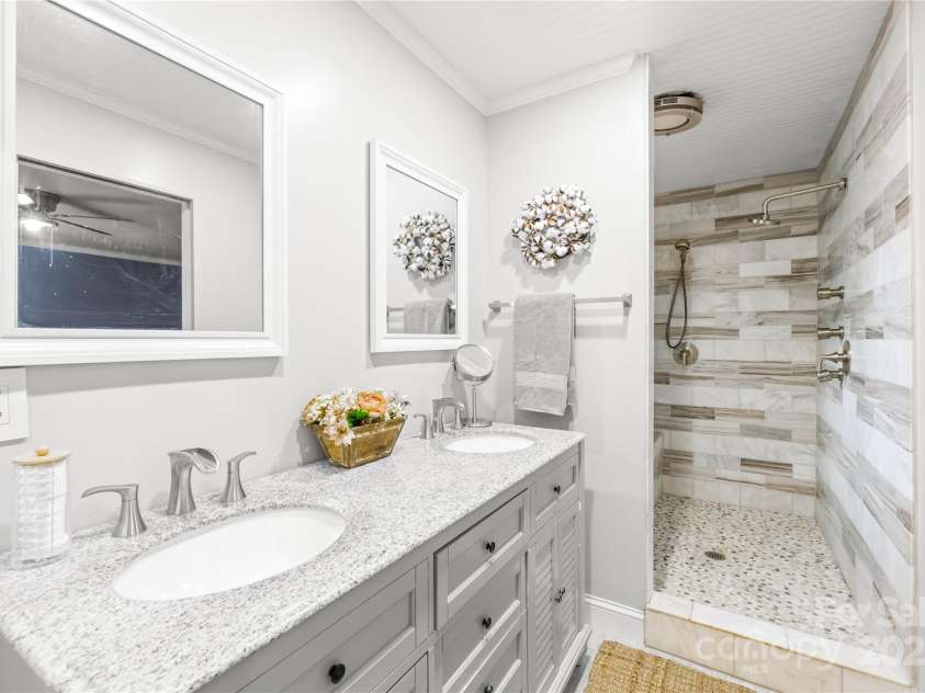 6741 Stillmeadow Drive, Charlotte, NC 28277.  MLS# CAR4241358, YatesRealty ID 6684. 