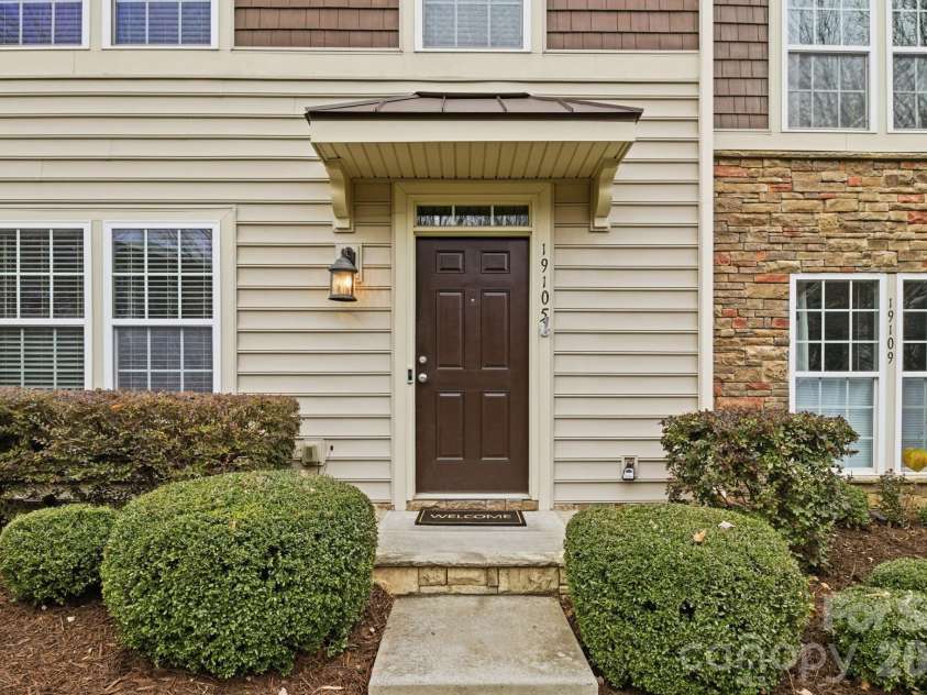 19105 Chandlers Landing Drive, Cornelius, NC 28031.  MLS# CAR4327884, YatesRealty ID 6685. 