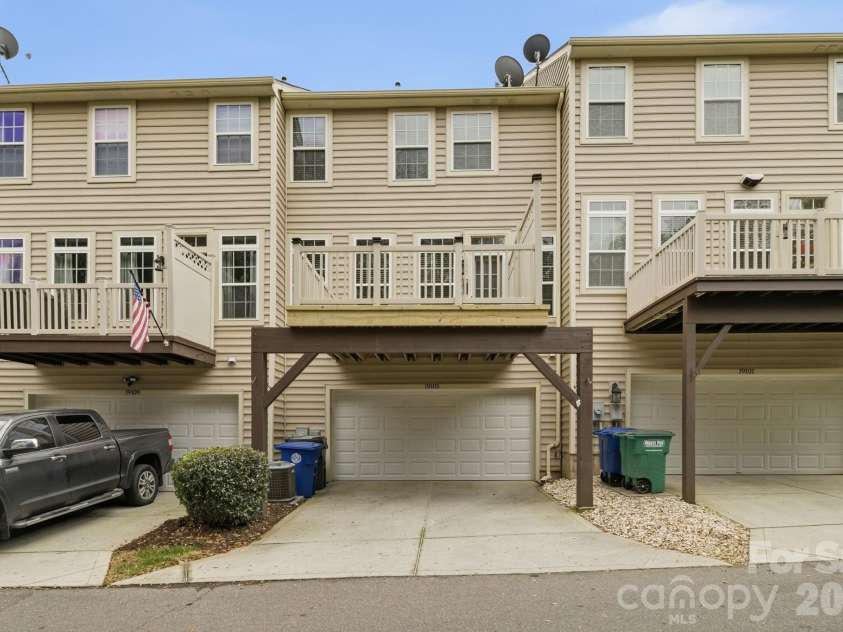 19105 Chandlers Landing Drive, Cornelius, NC 28031.  MLS# CAR4327884, YatesRealty ID 6685. 