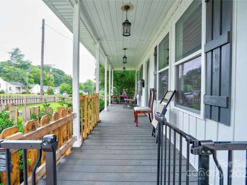812 Kings Road, Shelby, NC 28150.  MLS# CAR4268034, YatesRealty ID 669. Front Porch