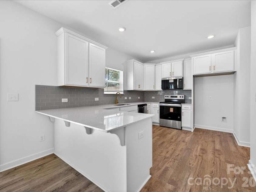 2032 Mandarin Boulevard, Charlotte, NC 28205.  MLS# CAR4360218, YatesRealty ID 6693. 