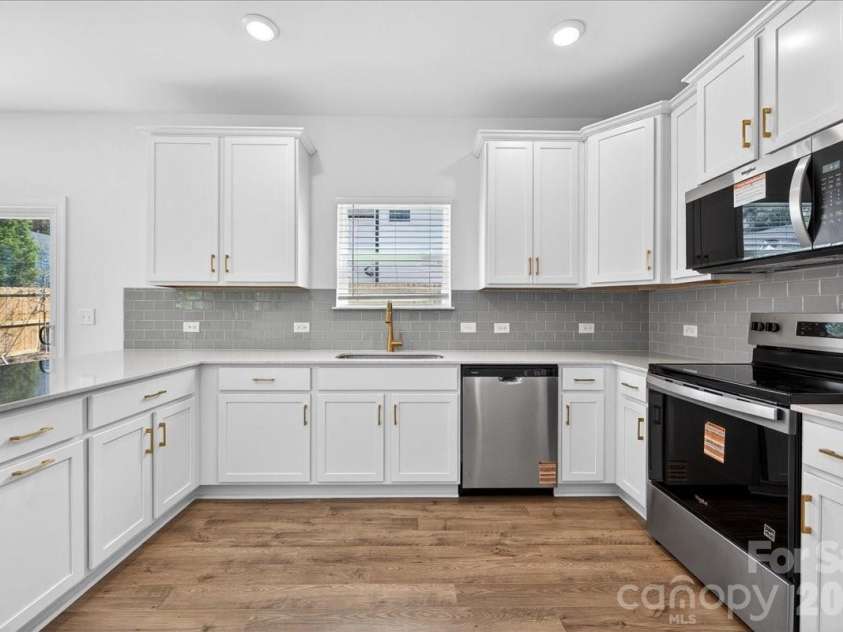 2032 Mandarin Boulevard, Charlotte, NC 28205.  MLS# CAR4360218, YatesRealty ID 6693. 