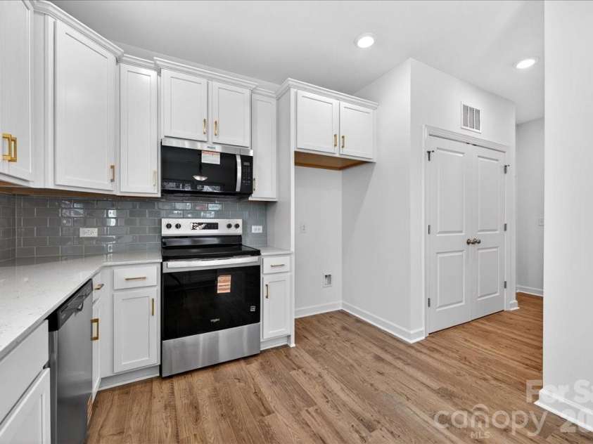 2032 Mandarin Boulevard, Charlotte, NC 28205.  MLS# CAR4360218, YatesRealty ID 6693. 