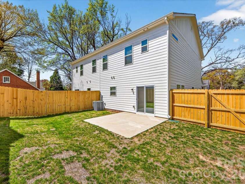 2032 Mandarin Boulevard, Charlotte, NC 28205.  MLS# CAR4360218, YatesRealty ID 6693. 