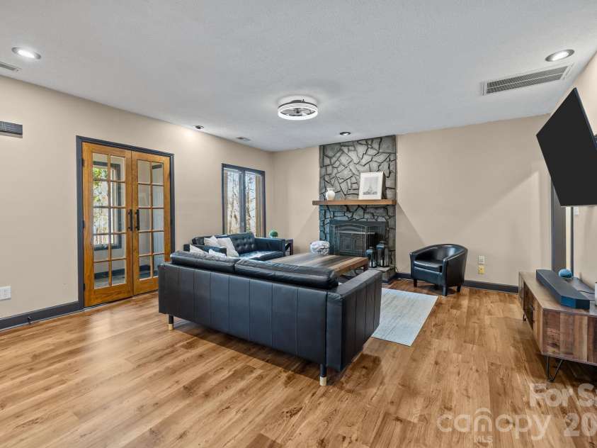 13634 Pine Harbor Road, Charlotte, NC 28278.  MLS# CAR4354520, YatesRealty ID 6697. 