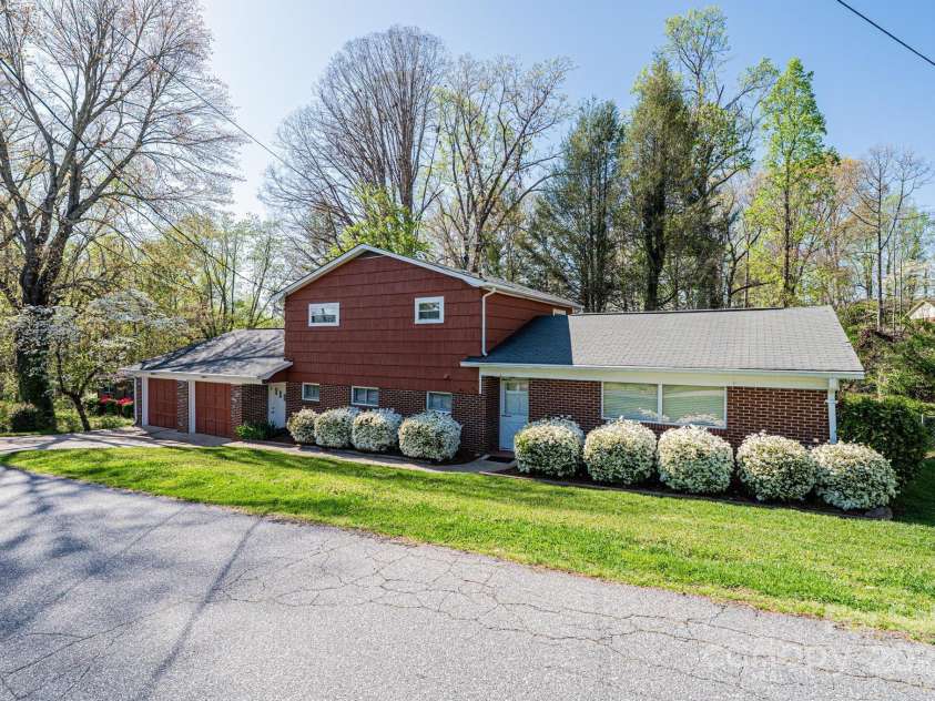 207 Robinwood Circle, Lenoir, NC 29645.  MLS# CAR4246236, YatesRealty ID 6697. 