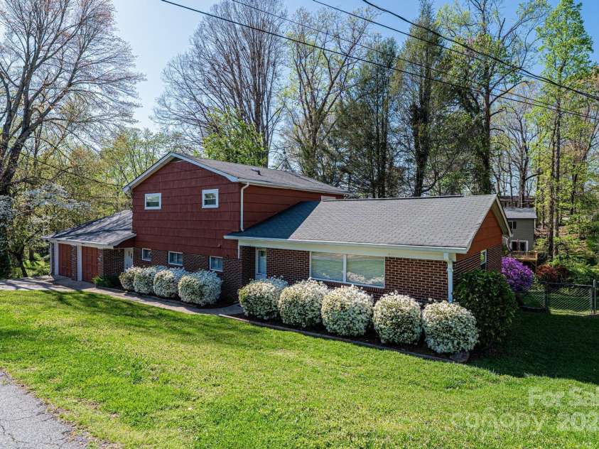 207 Robinwood Circle, Lenoir, NC 29645.  MLS# CAR4246236, YatesRealty ID 6697. 