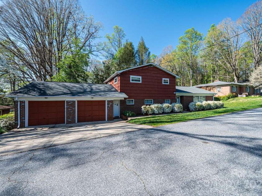 207 Robinwood Circle, Lenoir, NC 29645.  MLS# CAR4246236, YatesRealty ID 6697. 