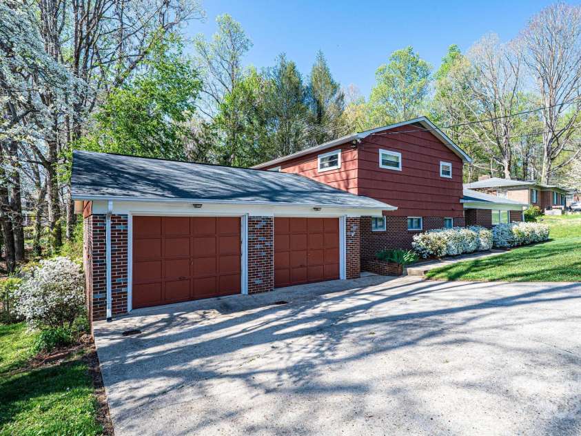 207 Robinwood Circle, Lenoir, NC 29645.  MLS# CAR4246236, YatesRealty ID 6697. 