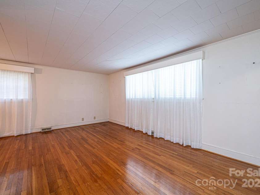 207 Robinwood Circle, Lenoir, NC 29645.  MLS# CAR4246236, YatesRealty ID 6697. 