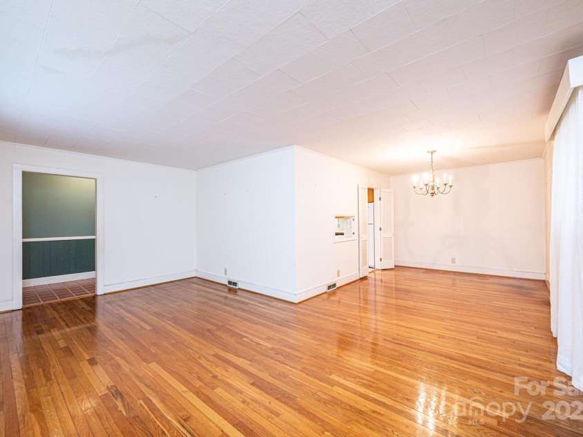 207 Robinwood Circle, Lenoir, NC 29645.  MLS# CAR4246236, YatesRealty ID 6697. 