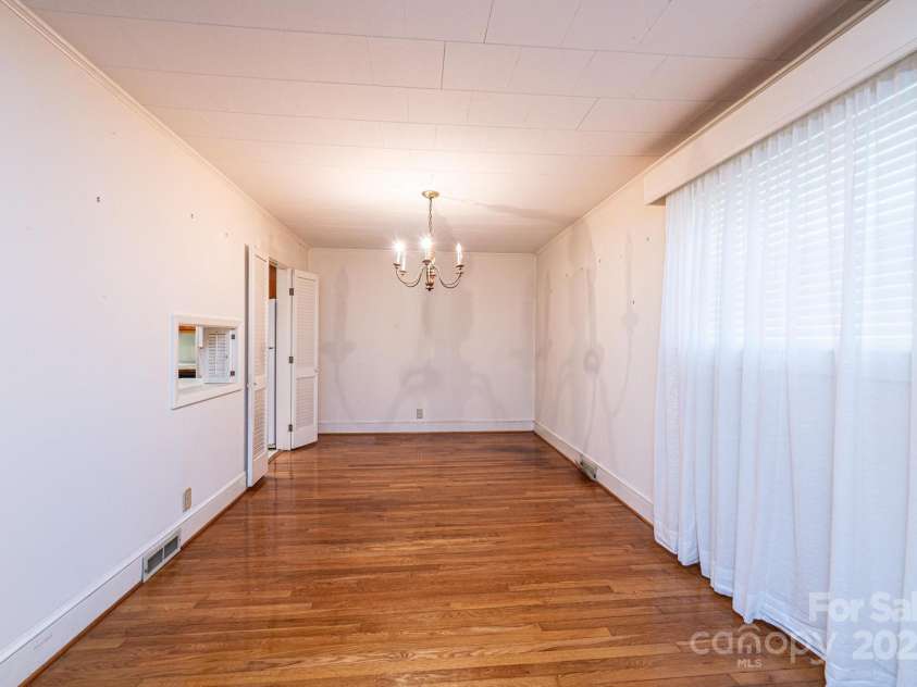 207 Robinwood Circle, Lenoir, NC 29645.  MLS# CAR4246236, YatesRealty ID 6697. 