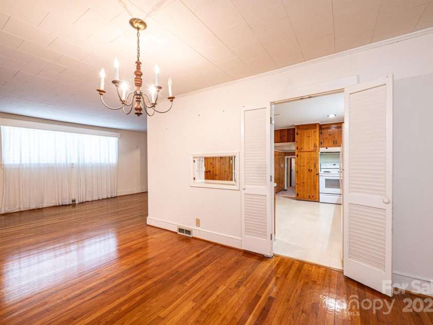 207 Robinwood Circle, Lenoir, NC 29645.  MLS# CAR4246236, YatesRealty ID 6697. 