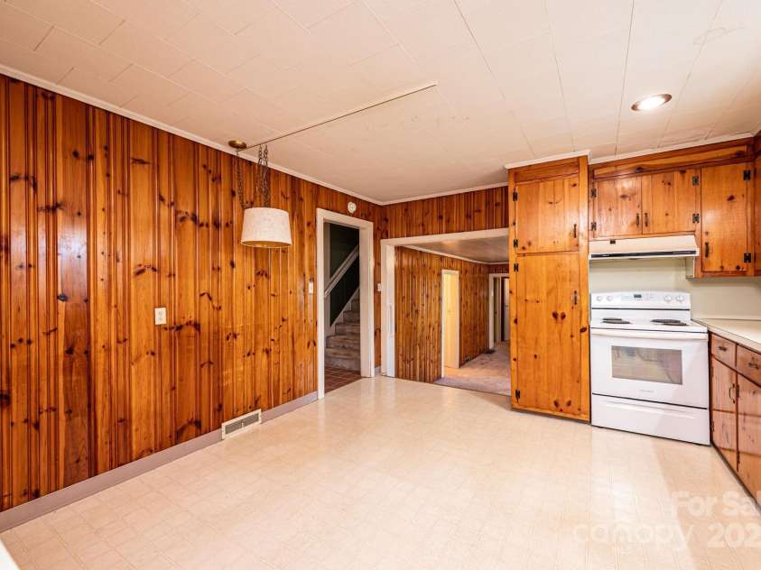 207 Robinwood Circle, Lenoir, NC 29645.  MLS# CAR4246236, YatesRealty ID 6697. 