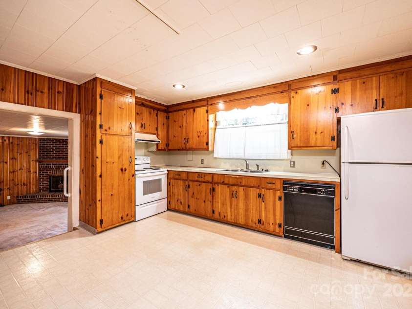 207 Robinwood Circle, Lenoir, NC 29645.  MLS# CAR4246236, YatesRealty ID 6697. 