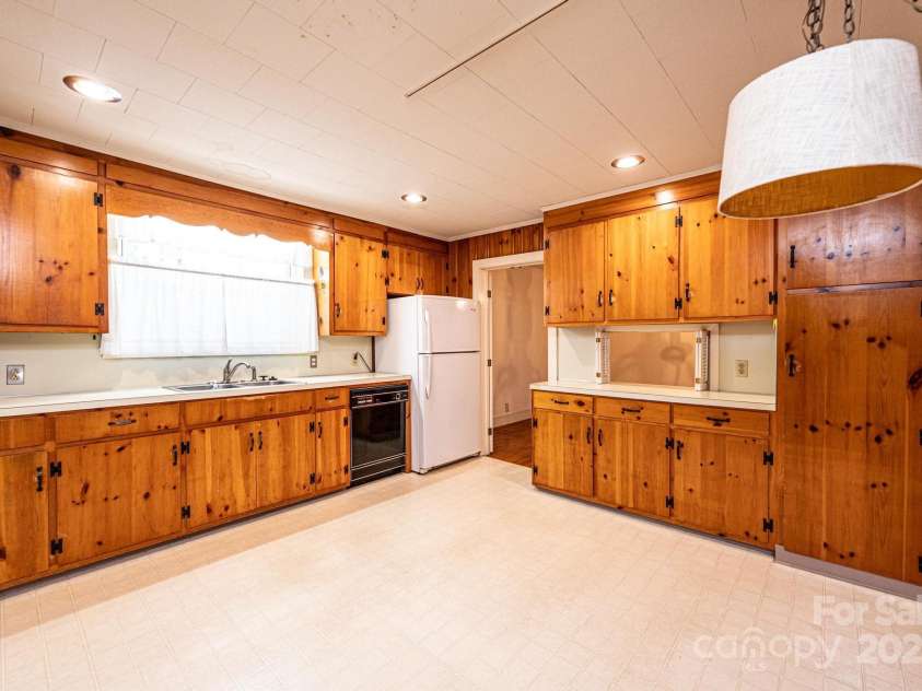 207 Robinwood Circle, Lenoir, NC 29645.  MLS# CAR4246236, YatesRealty ID 6697. 