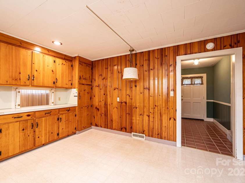 207 Robinwood Circle, Lenoir, NC 29645.  MLS# CAR4246236, YatesRealty ID 6697. 