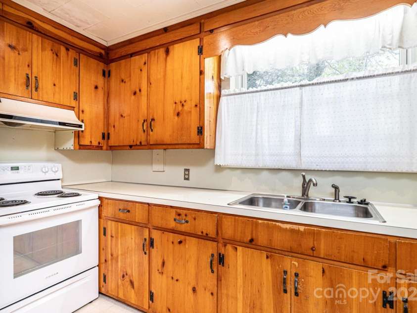 207 Robinwood Circle, Lenoir, NC 29645.  MLS# CAR4246236, YatesRealty ID 6697. 