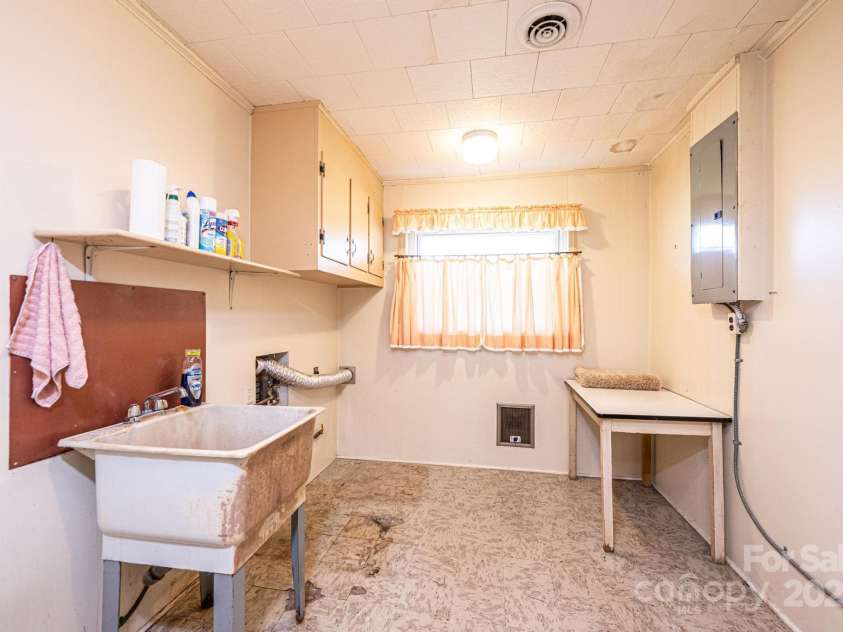 207 Robinwood Circle, Lenoir, NC 29645.  MLS# CAR4246236, YatesRealty ID 6697. 