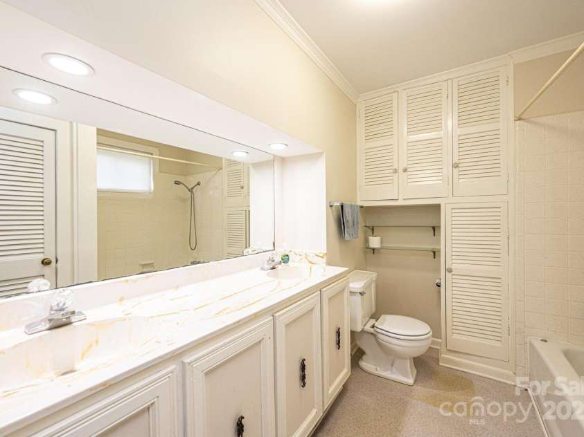 207 Robinwood Circle, Lenoir, NC 29645.  MLS# CAR4246236, YatesRealty ID 6697. 