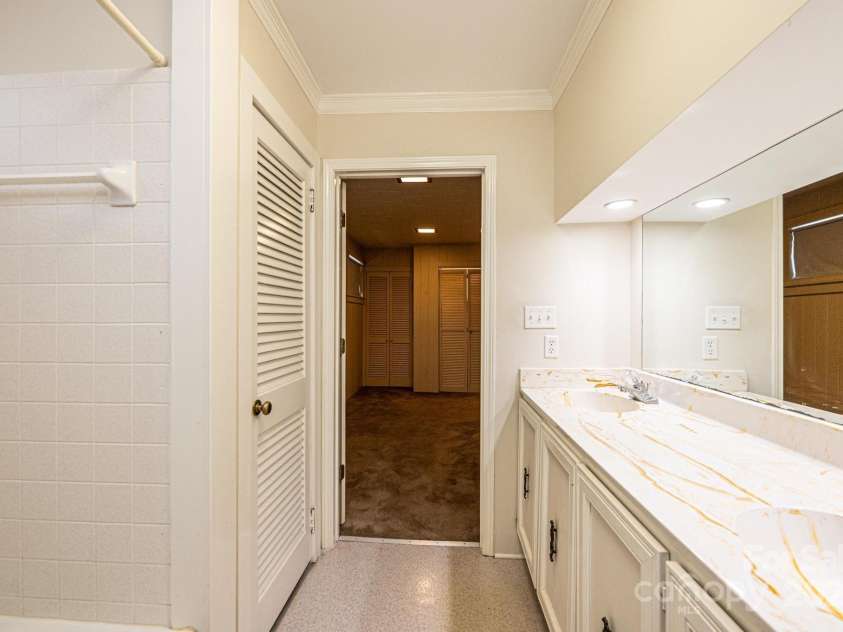 207 Robinwood Circle, Lenoir, NC 29645.  MLS# CAR4246236, YatesRealty ID 6697. 