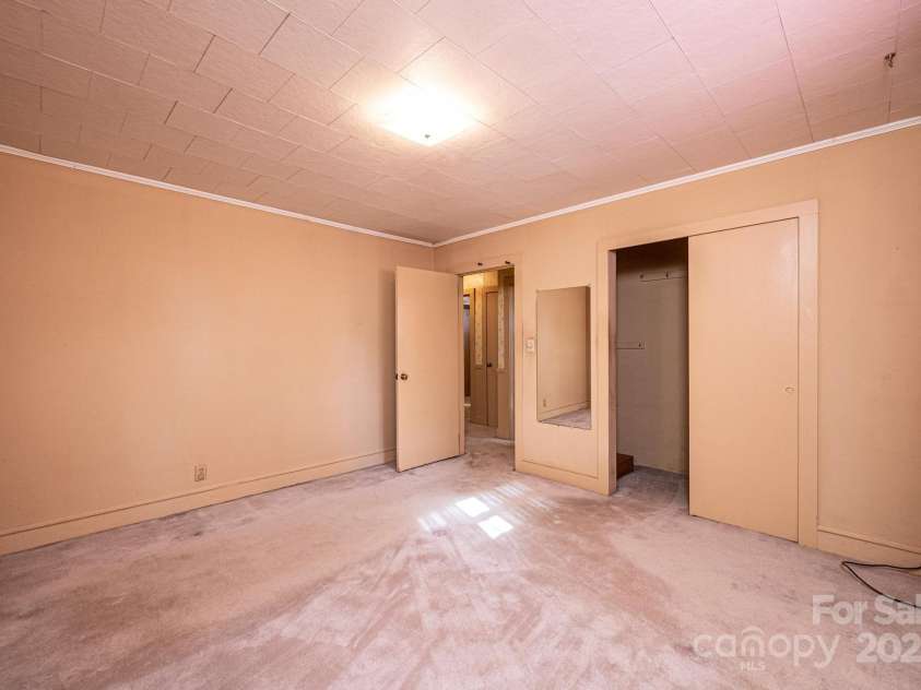 207 Robinwood Circle, Lenoir, NC 29645.  MLS# CAR4246236, YatesRealty ID 6697. 