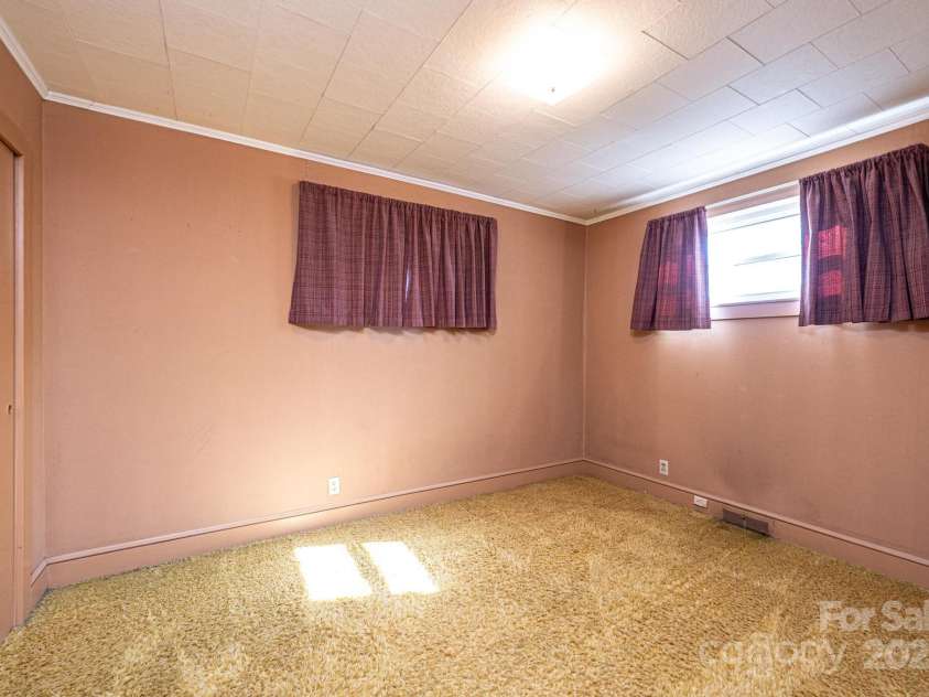 207 Robinwood Circle, Lenoir, NC 29645.  MLS# CAR4246236, YatesRealty ID 6697. 