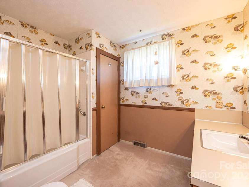 207 Robinwood Circle, Lenoir, NC 29645.  MLS# CAR4246236, YatesRealty ID 6697. 