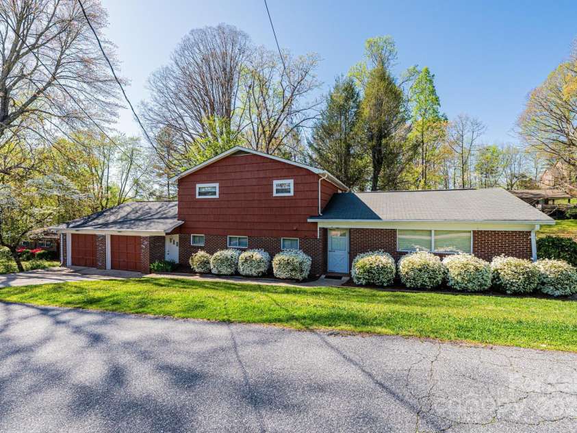 207 Robinwood Circle, Lenoir, NC 29645.  MLS# CAR4246236, YatesRealty ID 6697. 