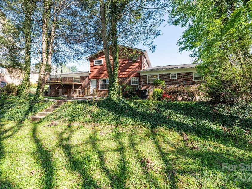 207 Robinwood Circle, Lenoir, NC 29645.  MLS# CAR4246236, YatesRealty ID 6697. 