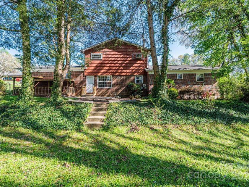 207 Robinwood Circle, Lenoir, NC 29645.  MLS# CAR4246236, YatesRealty ID 6697. 