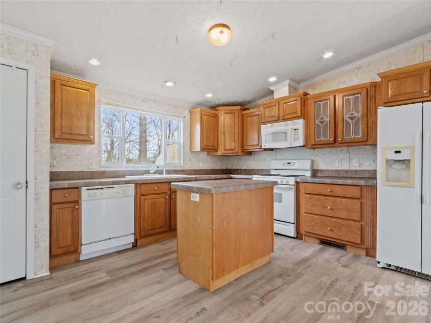 238 Cherry Hollow, Burnsville, NC 28714.  MLS# CAR4327901, YatesRealty ID 6698. Kitchen