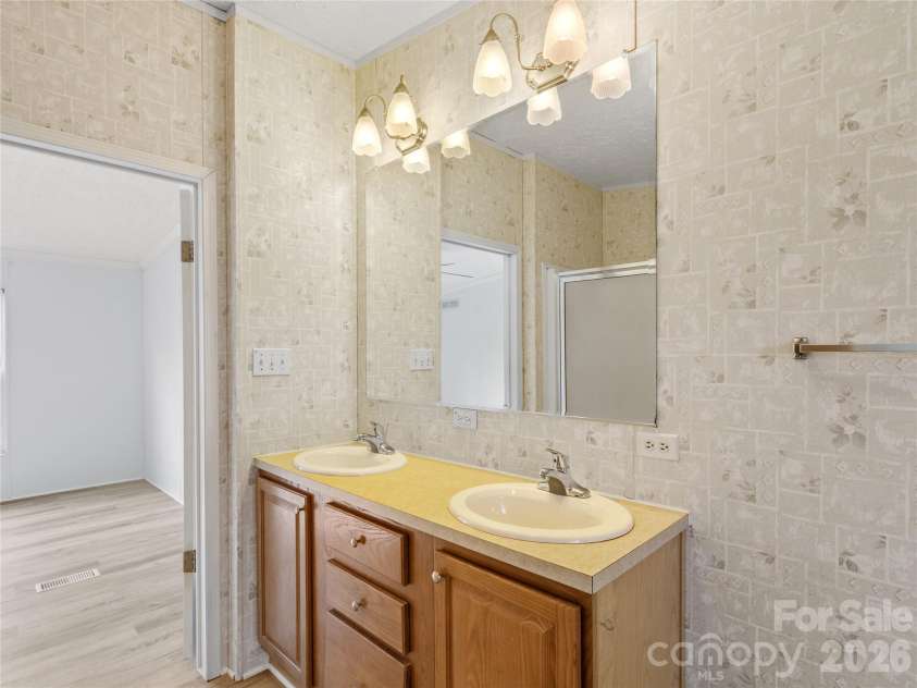 238 Cherry Hollow, Burnsville, NC 28714.  MLS# CAR4327901, YatesRealty ID 6698. Primary bathroom